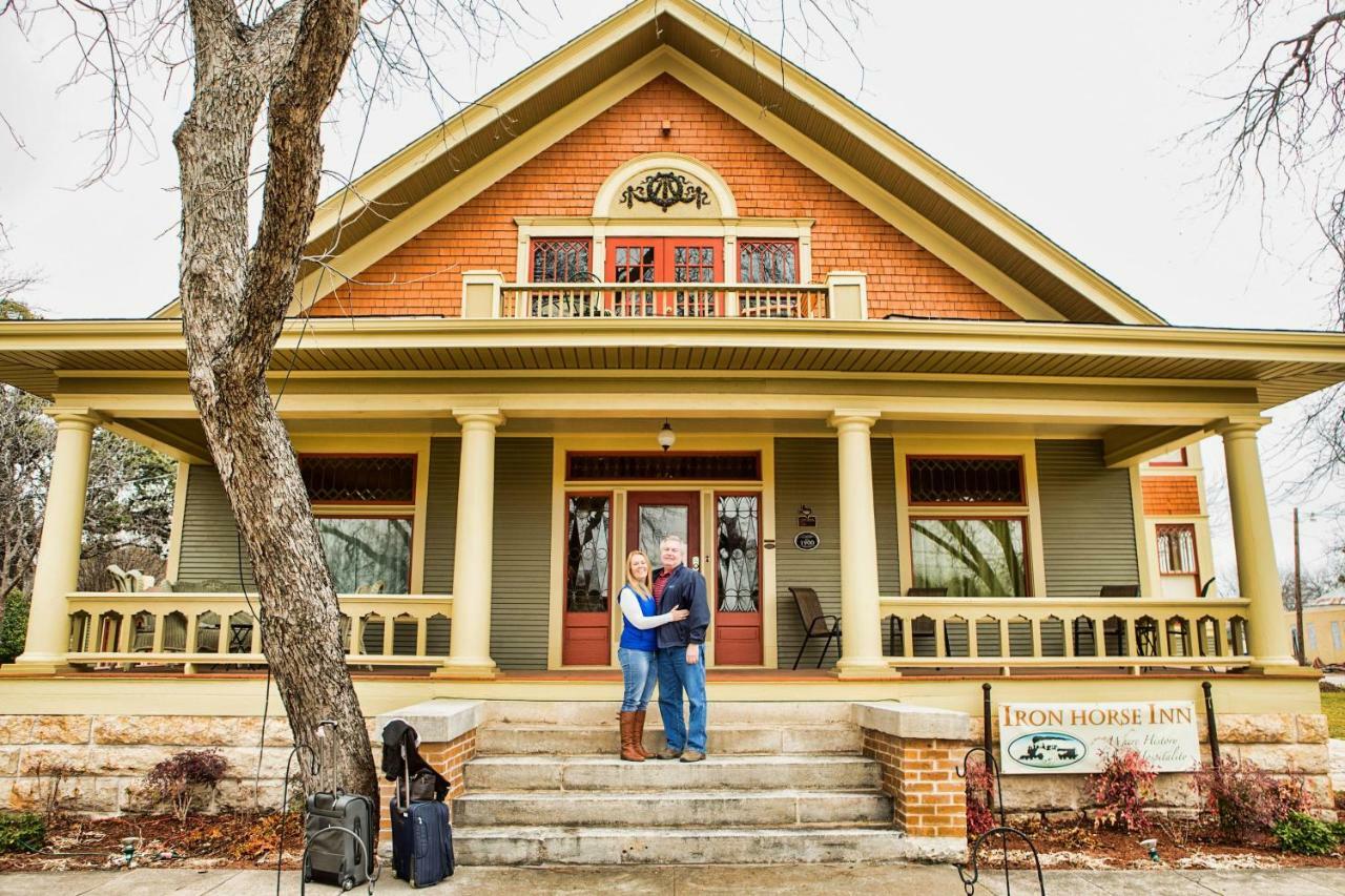 Iron Horse Inn Granbury Exterior photo