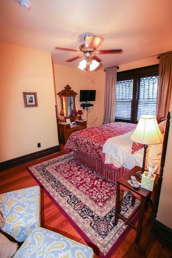 Iron Horse Inn Granbury Room photo